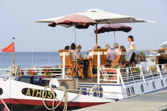 Comer con amigos o familia al aire libre mientras vemos atardecer es un placer increible... CRUCEROS FLUVIALES CANALES DE FRANCIA CANAL DU MIDI ATHOS DESCUENTOS OFERTAS CRUCEROS EN FAMILIA CRUCEROS EN GRUPO ALQUILER CHARTER DE CRUCEROS BARCOS PRIVADOS CRUCEROS SUR DE FRANCIA CANAL DU MIDI PROVENZA